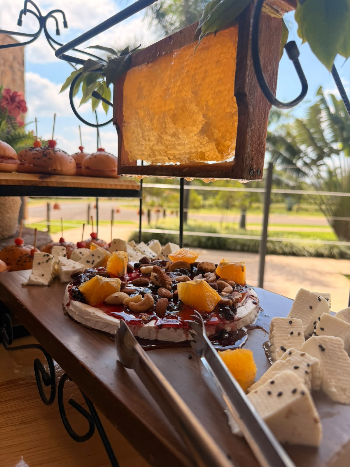 Queijos, frutas e castanhas apresentados na ilha gastronômica do D’Faria