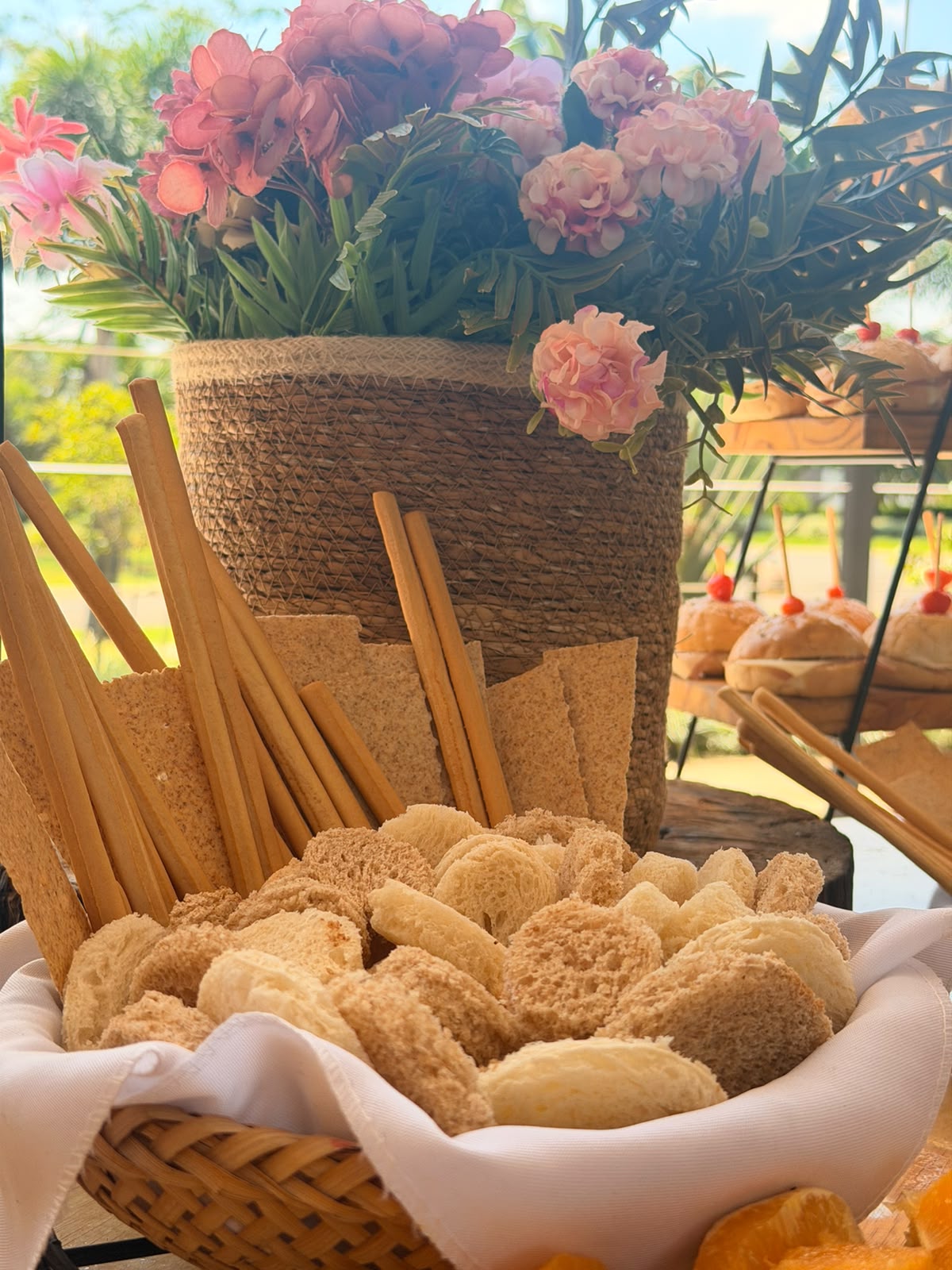 Cesta de pães e arranjo floral da montagem gastronômica