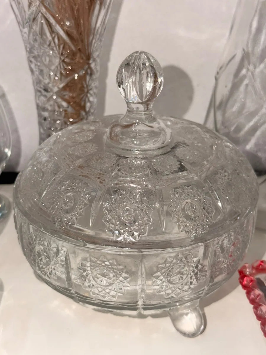 Bomboniere de cristal lapidado com tampa e pé para doces em mesas de festa