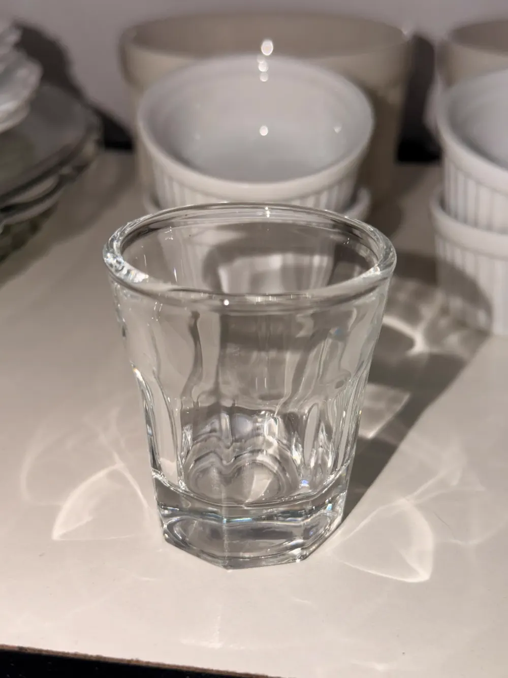 Copo de dose de vidro transparente com base sextavada para bebidas em eventos