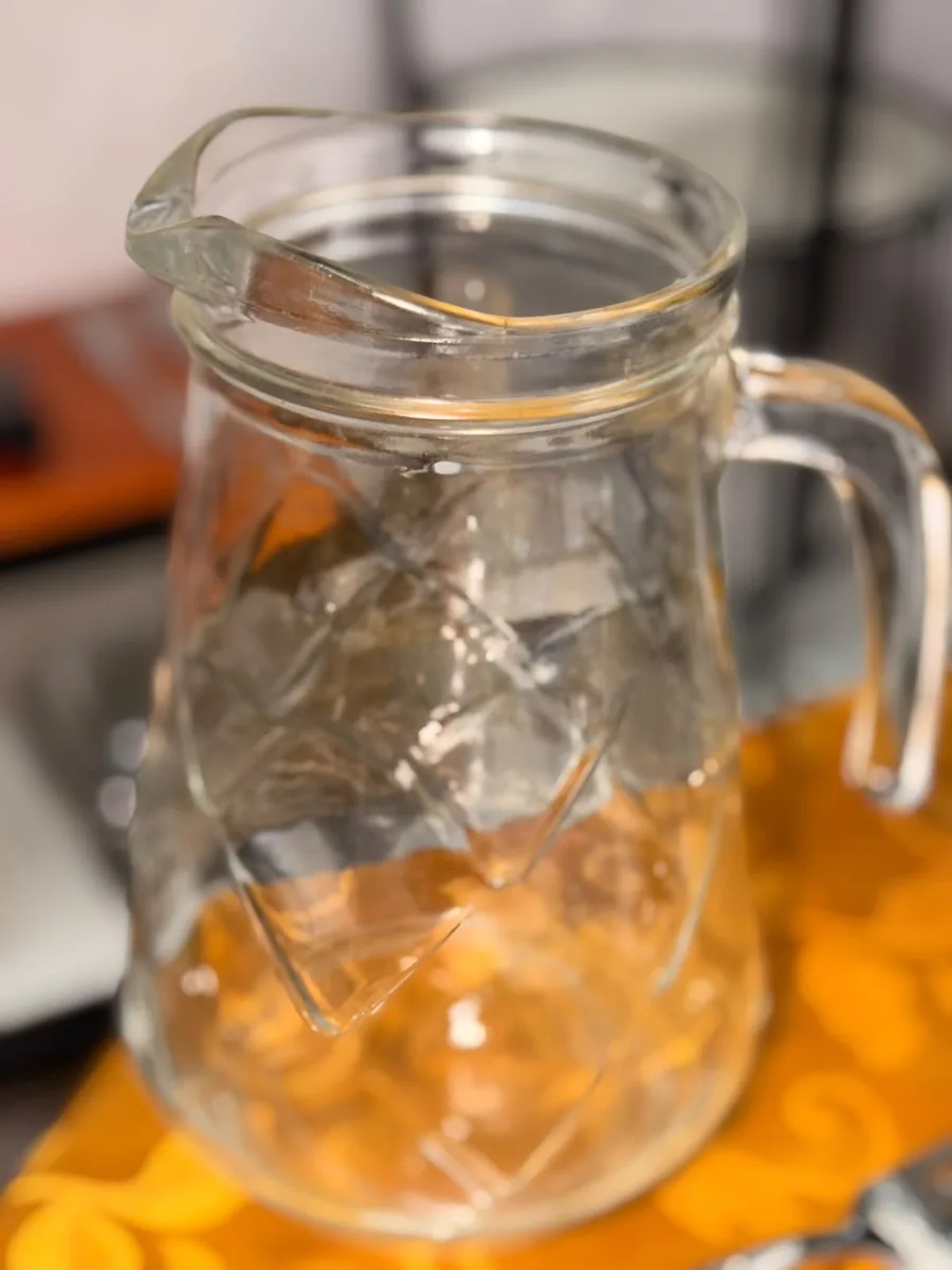 Jarra de vidro transparente com alça para servir sucos e bebidas em festas