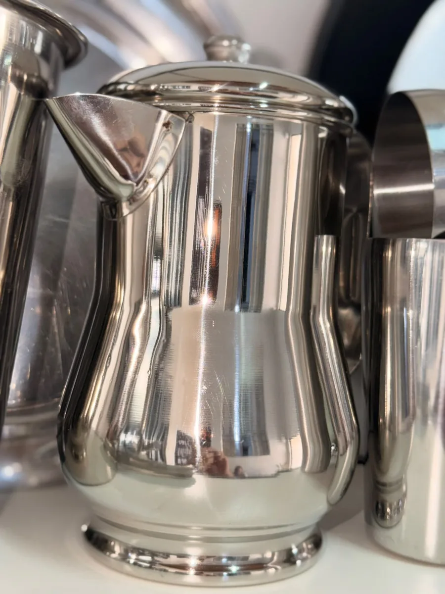 Leiteira de inox polido com tampa para servir leite e bebidas quentes em eventos
