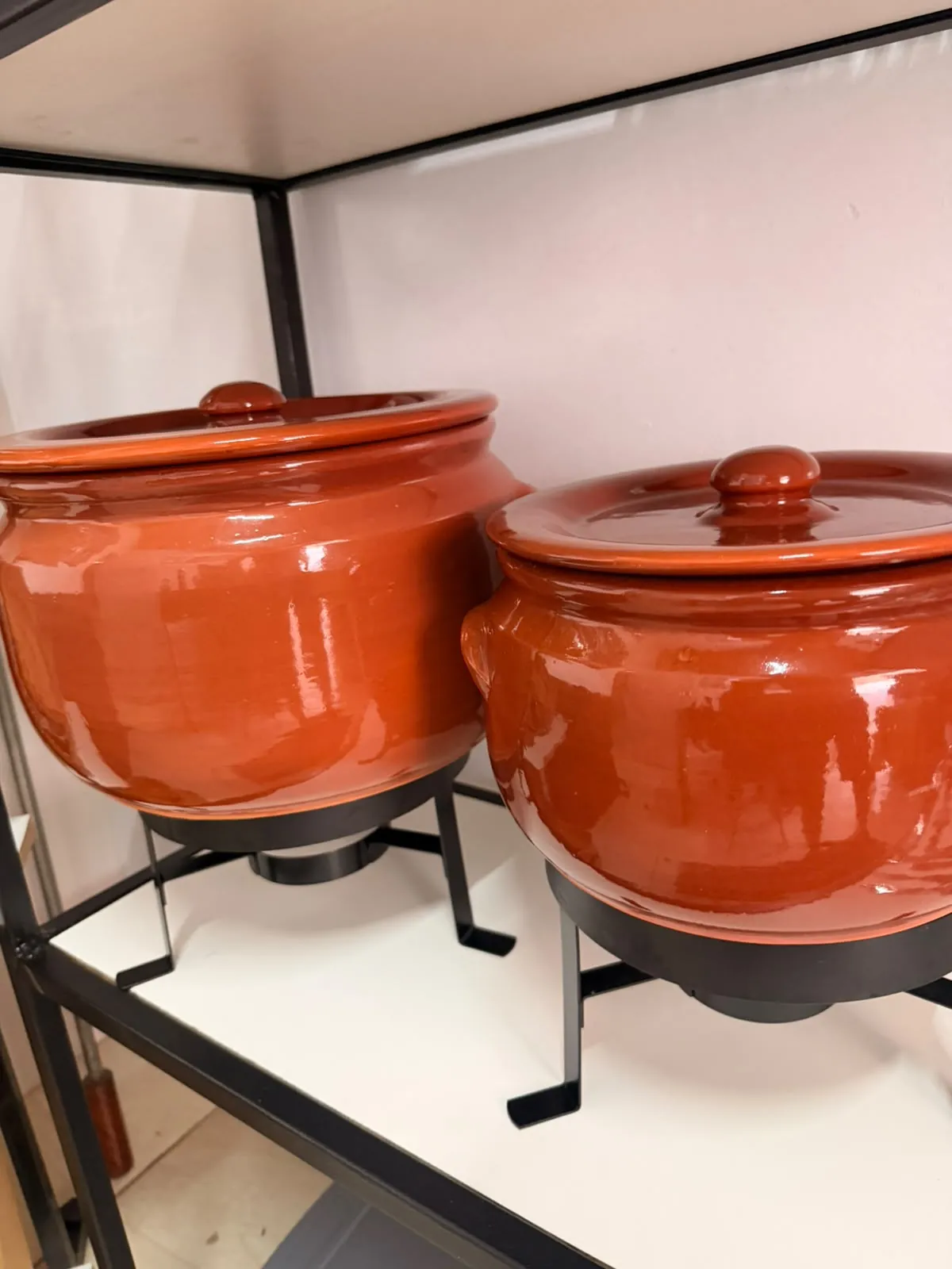 Duas panelas de barro esmaltadas com tampa e suporte para servir alimentos quentes