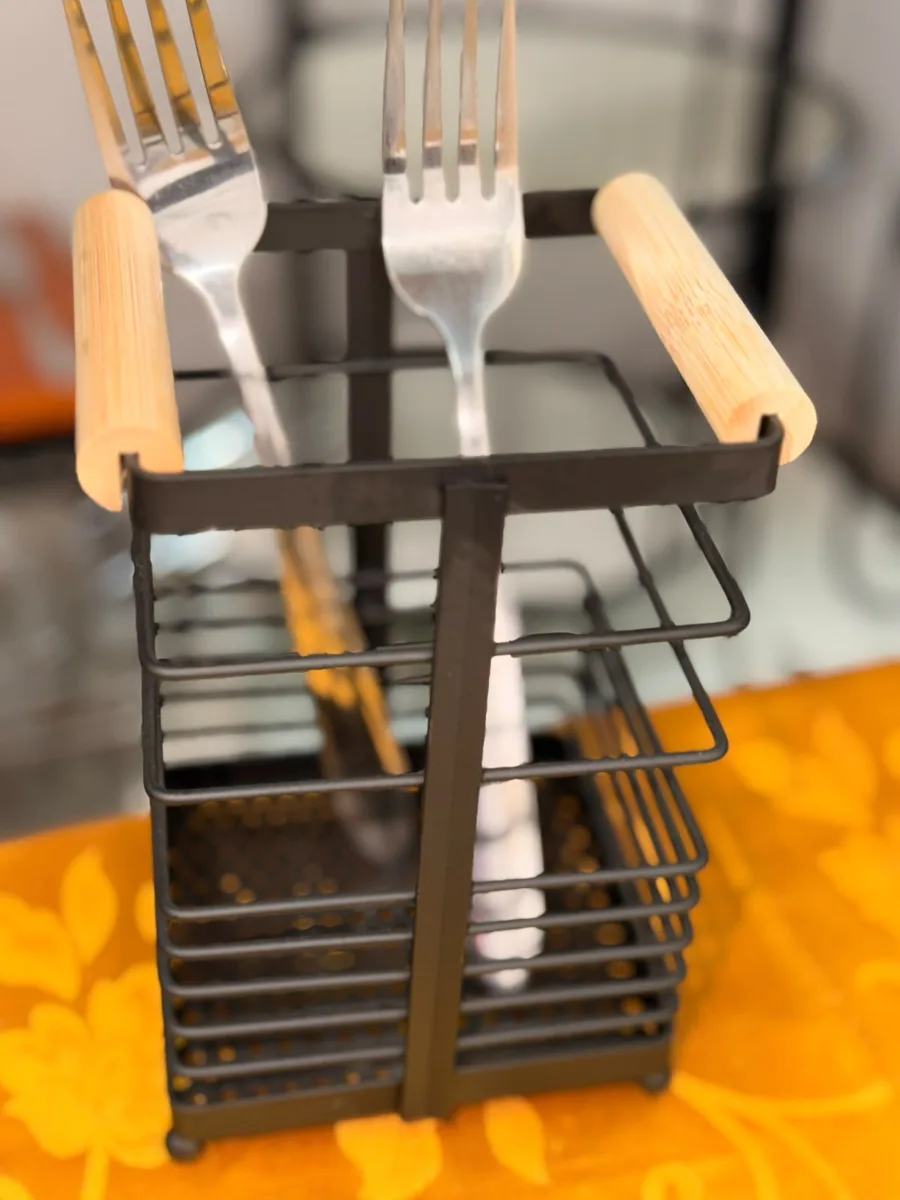 Porta-talheres de metal preto com alças de madeira para organizar talheres no buffet