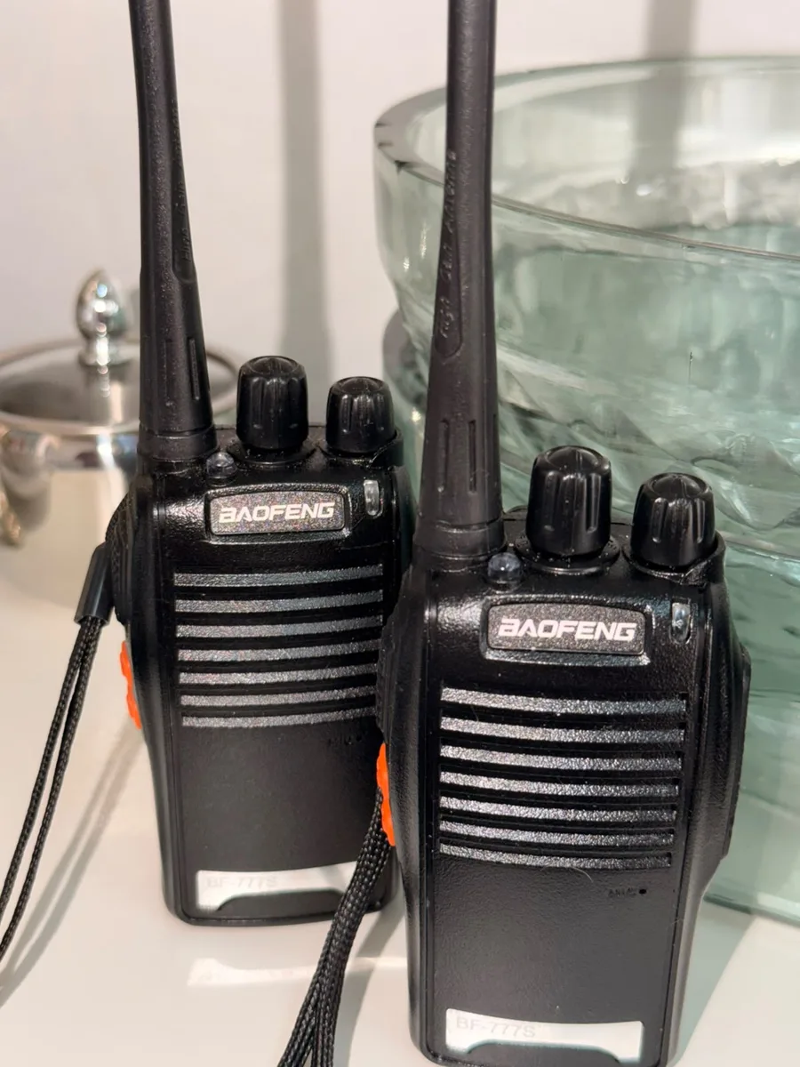 Par de rádios comunicadores para comunicação da equipe durante o evento