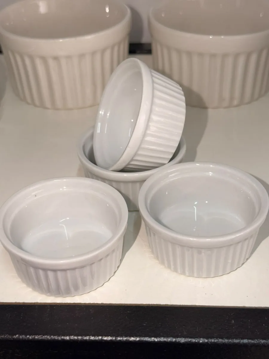 Ramequins de porcelana branca canelada para servir porções individuais em festas