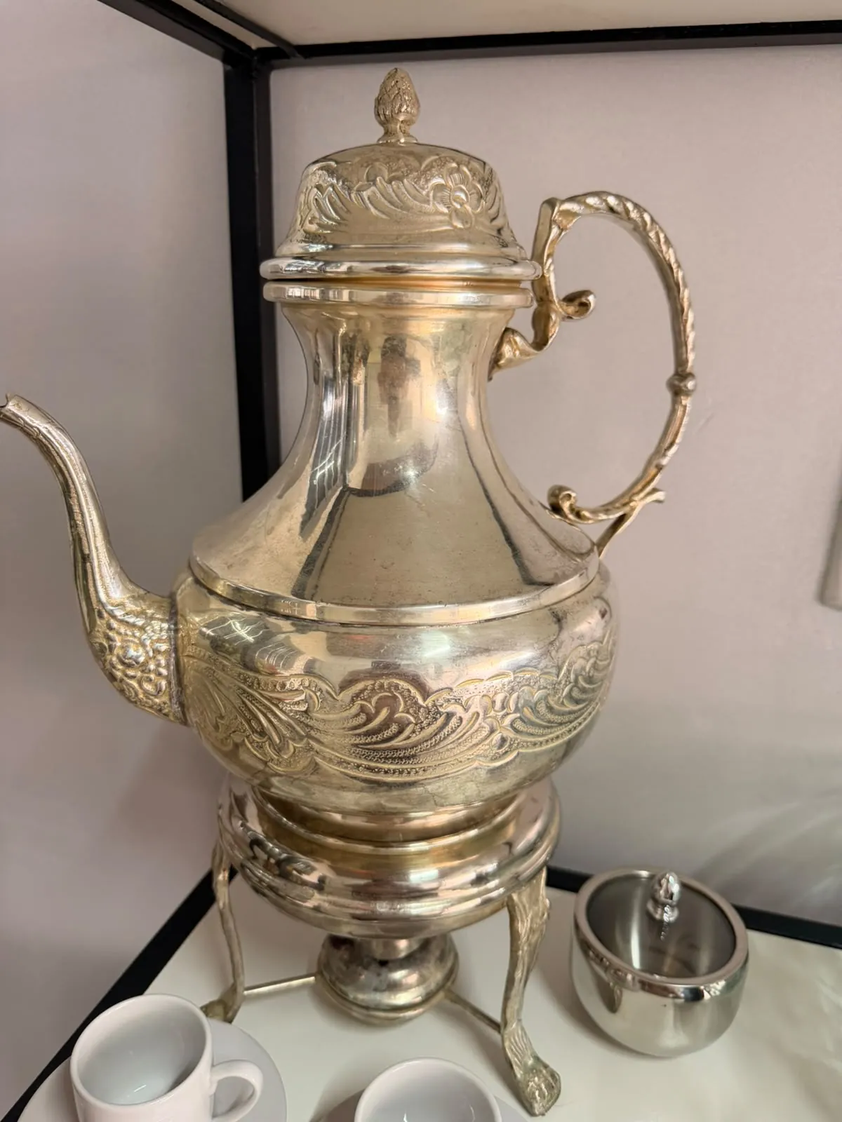 Samovar prateado ornamentado com bico, alça e base para servir café em festas e eventos