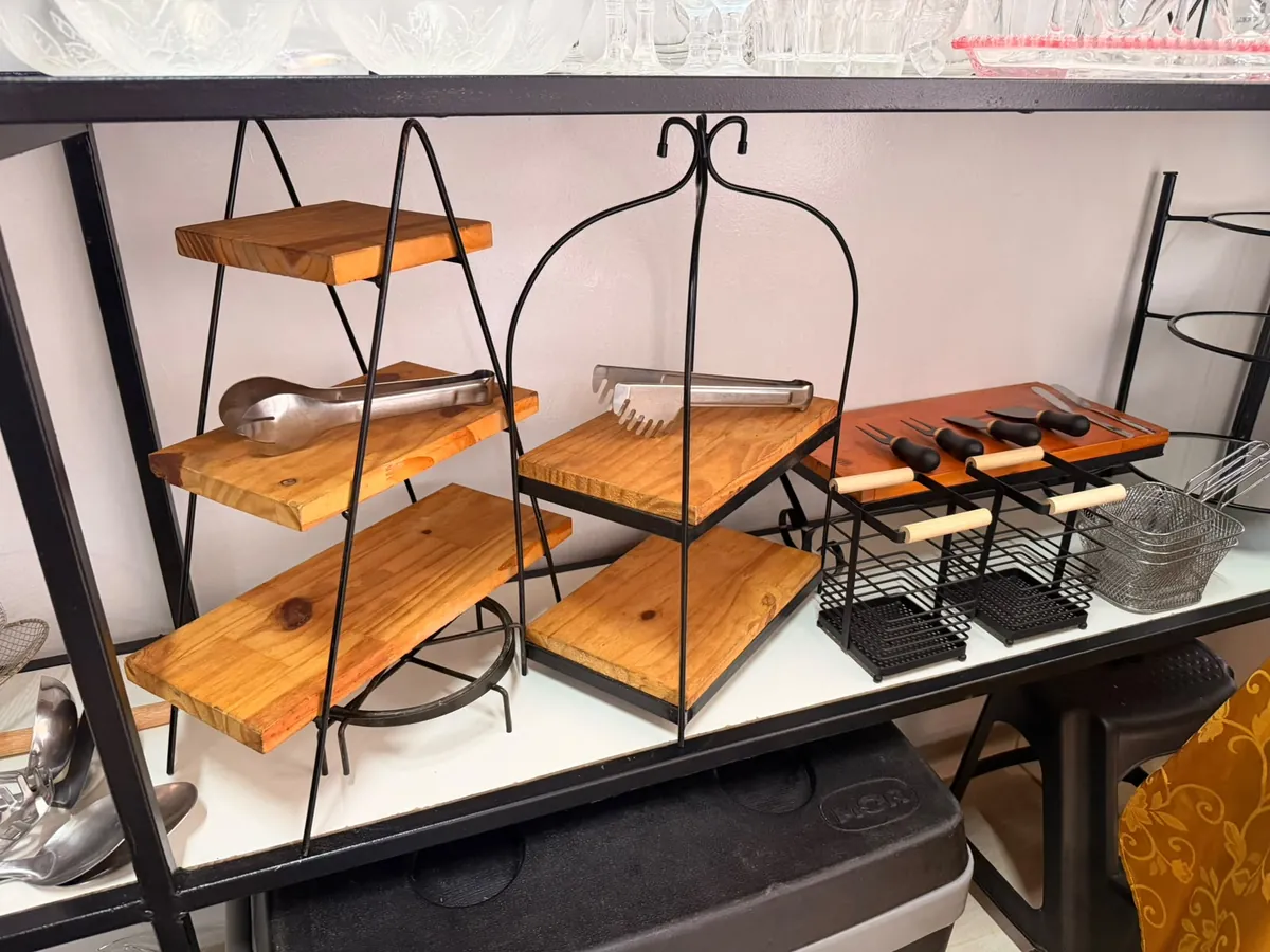 Conjunto de suportes de ferro e madeira para montagem de buffet, doces, salgados e finger foods