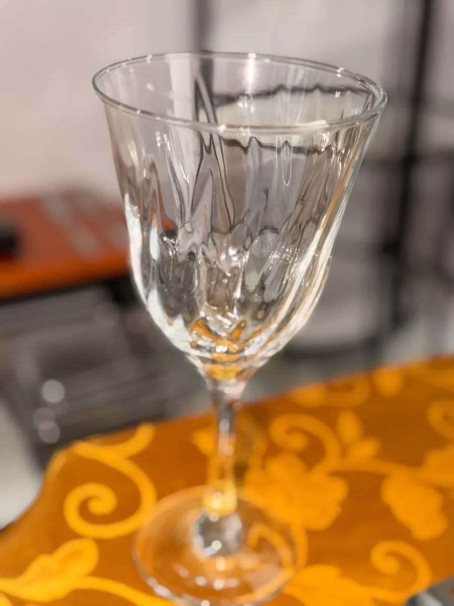 Taça de vidro transparente com bojo trabalhado para servir bebidas em eventos