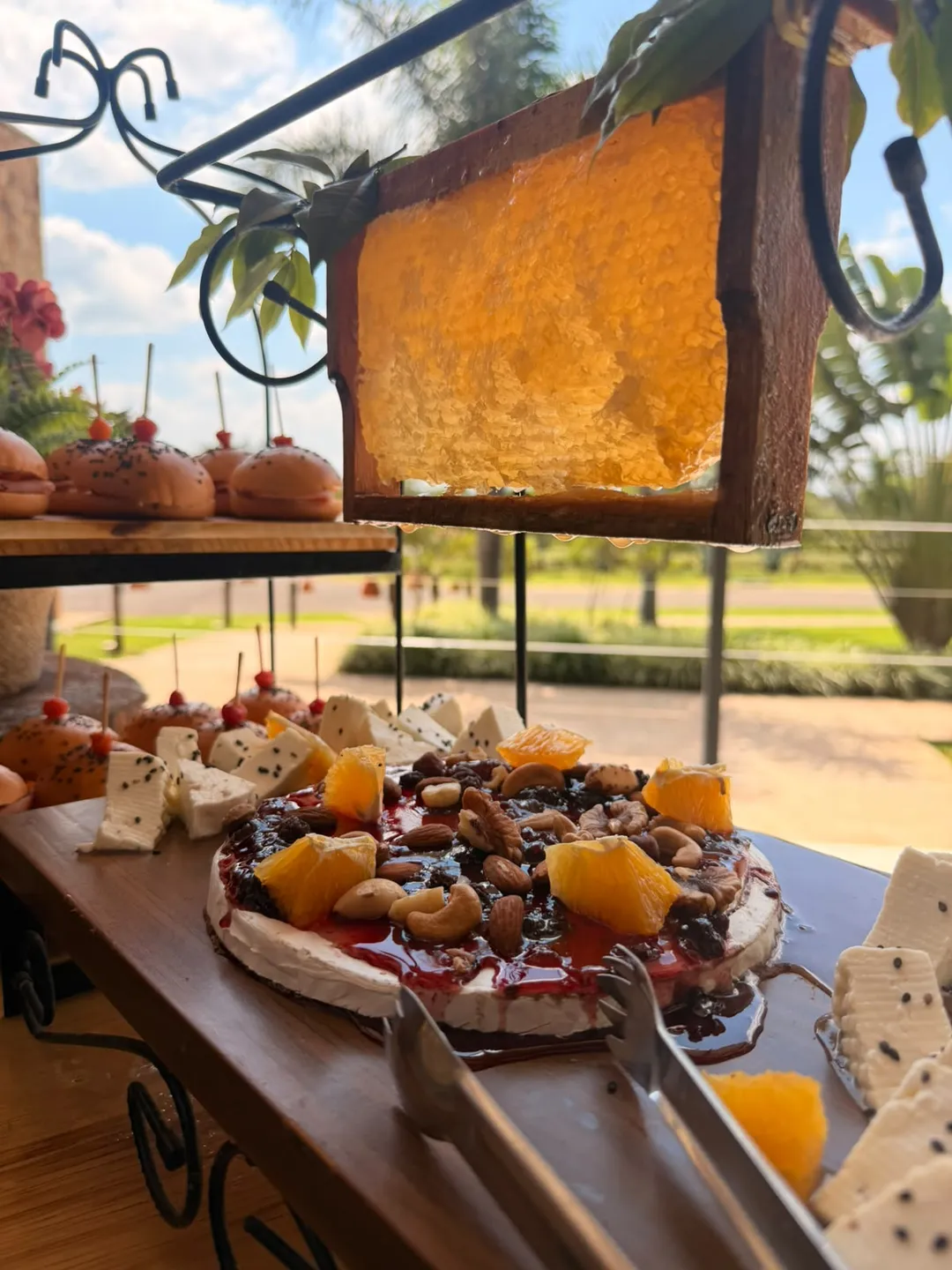 Brie com mel, laranja e nozes apresentado na ilha de frios