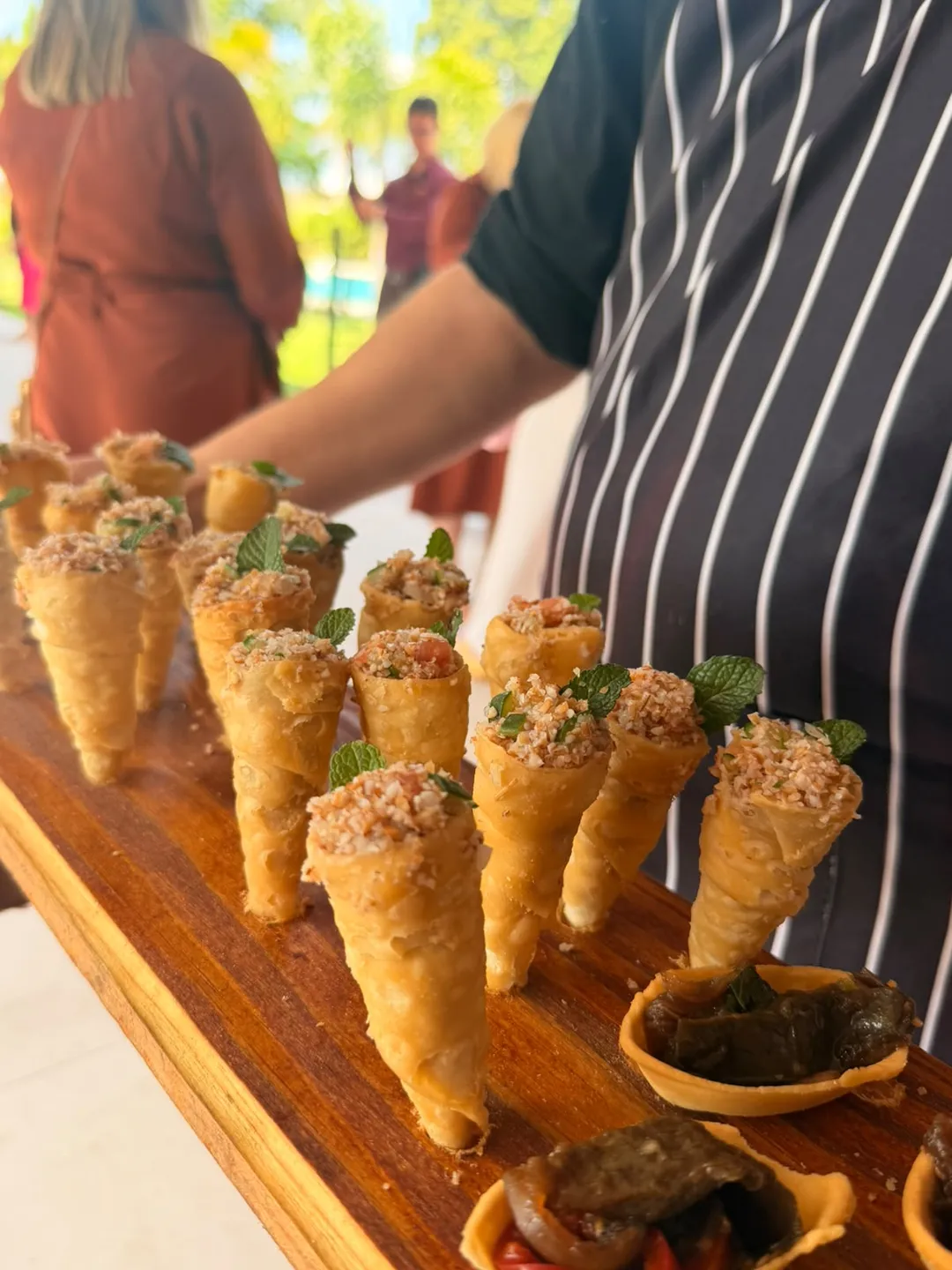 Bandeja de cones de finger food servida pela equipe do D’Faria