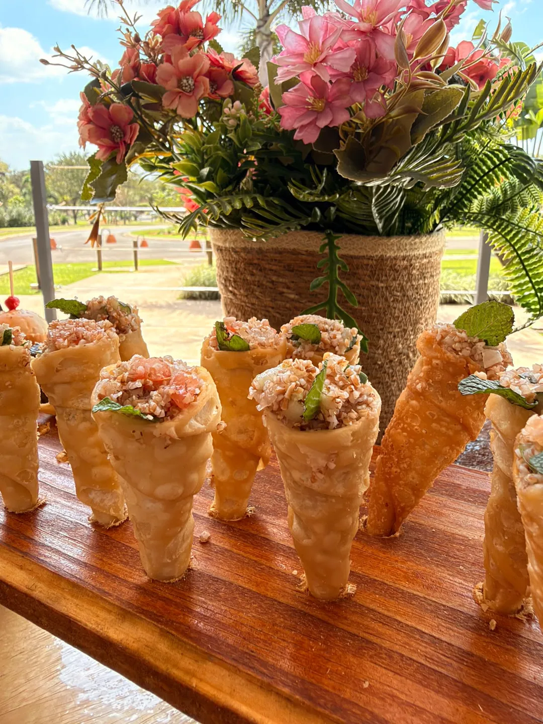 Cones crocantes de finger food com tabule e hortelã