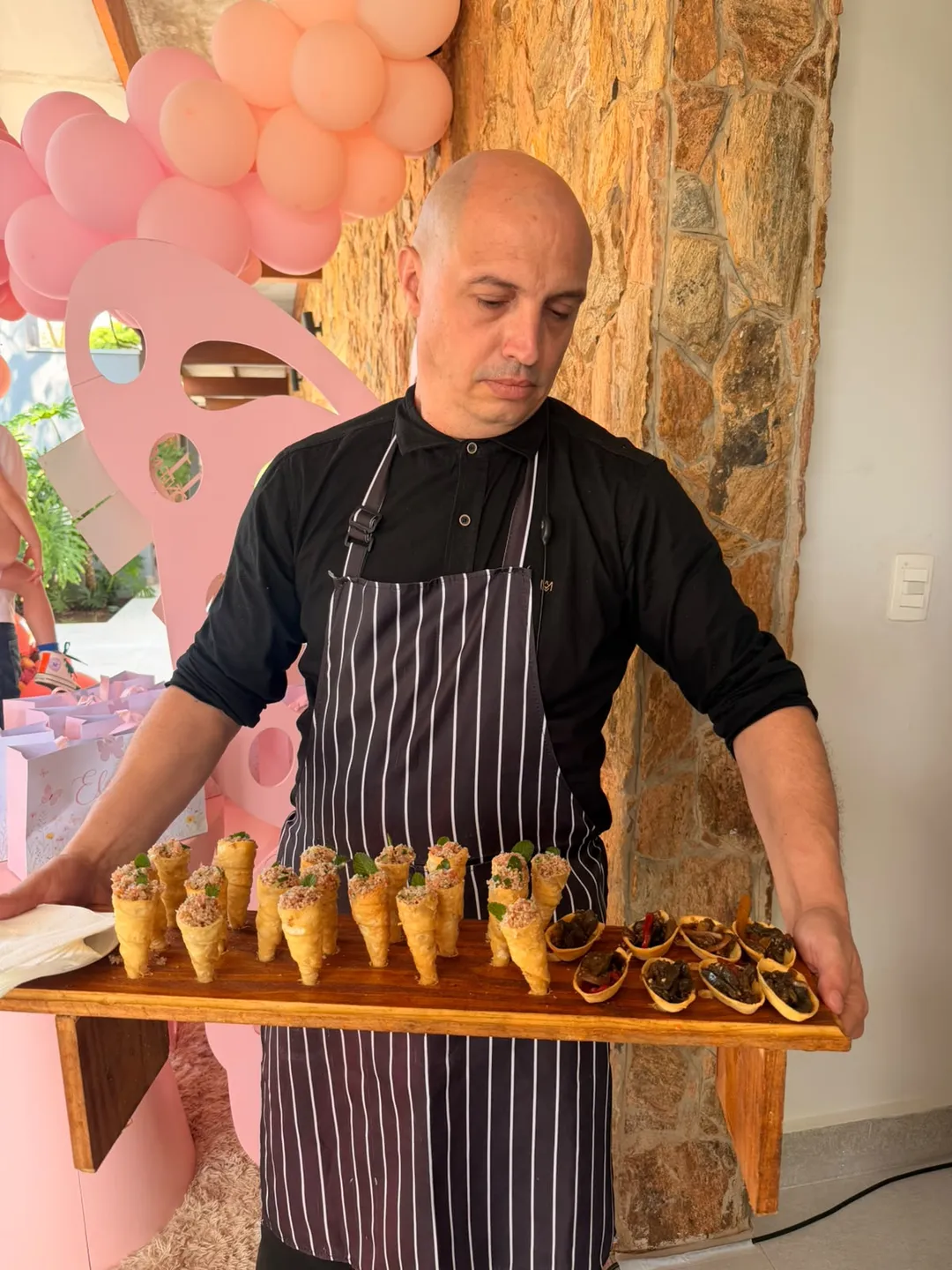 Equipe do D’Faria servindo finger foods em bandeja durante a recepção