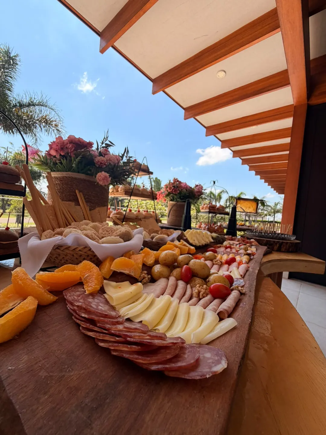 Tábua de frios com salames, queijos, batatinhas, tomates cereja e frutas