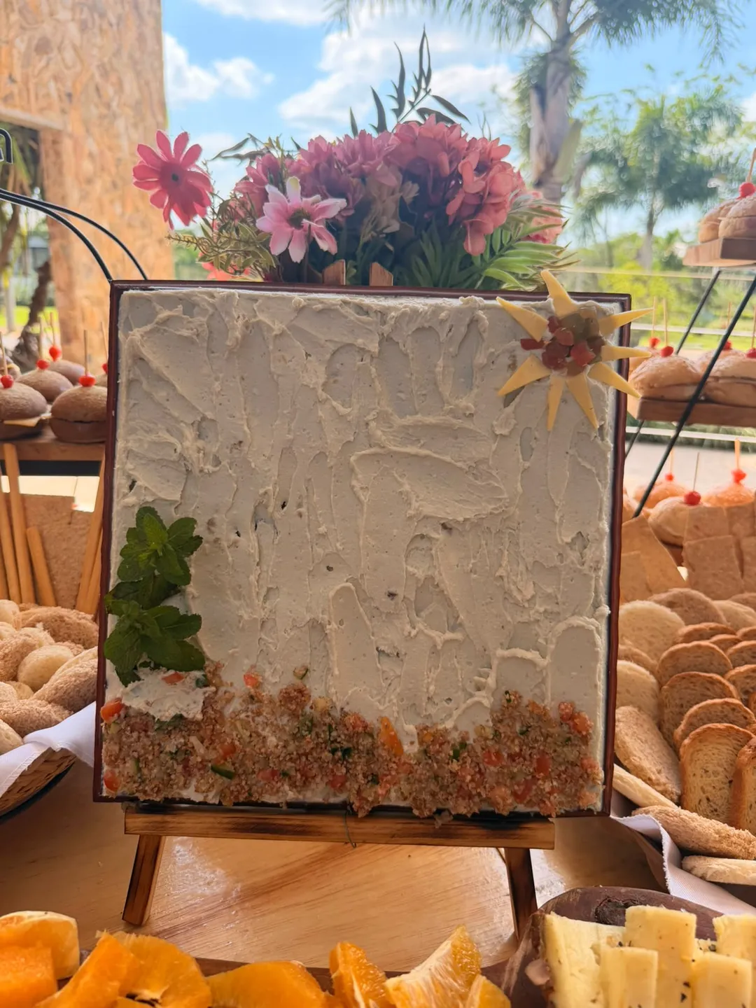 Terrine de roquefort com nozes servida na tela, decorada com ervas frescas
