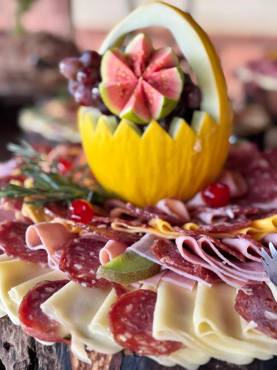 Detalhe da apresentação de frios e frutas em evento no Ninho Verde I