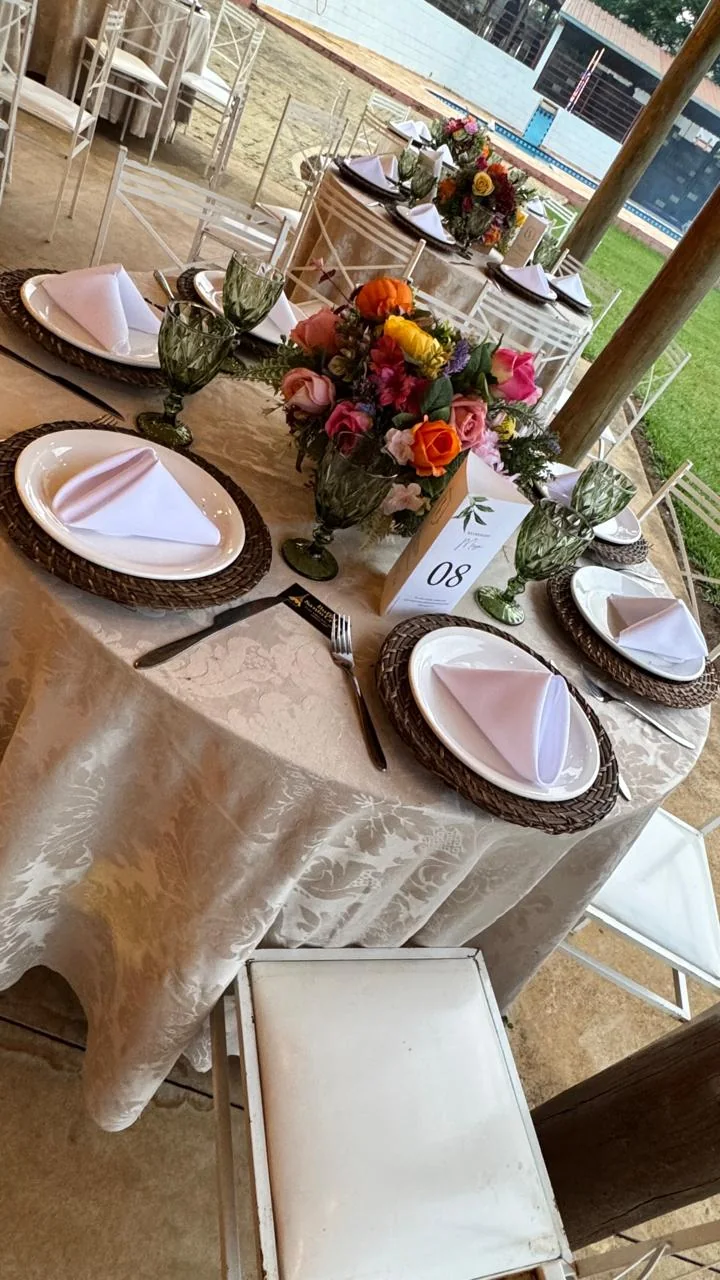 Mesa de convidados com flores e louças montada pelo D’Faria no Ninho Verde I