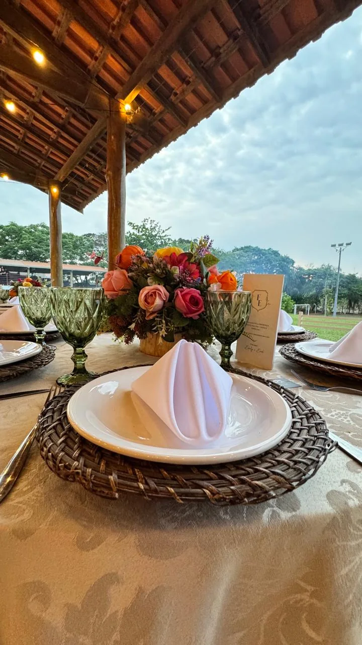 Mesa posta sob varanda de madeira em evento no Ninho Verde I Eco Residence