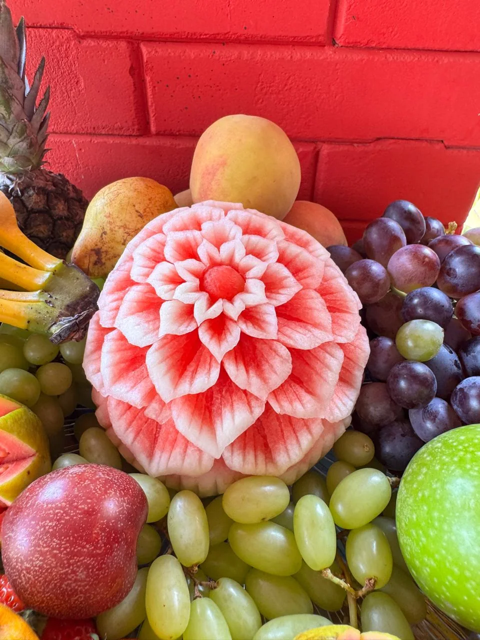 Escultura de melancia e seleção de frutas em evento no Ninho Verde I